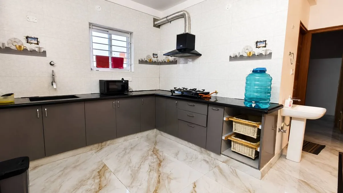 Full Kitchen & Appliances 3
