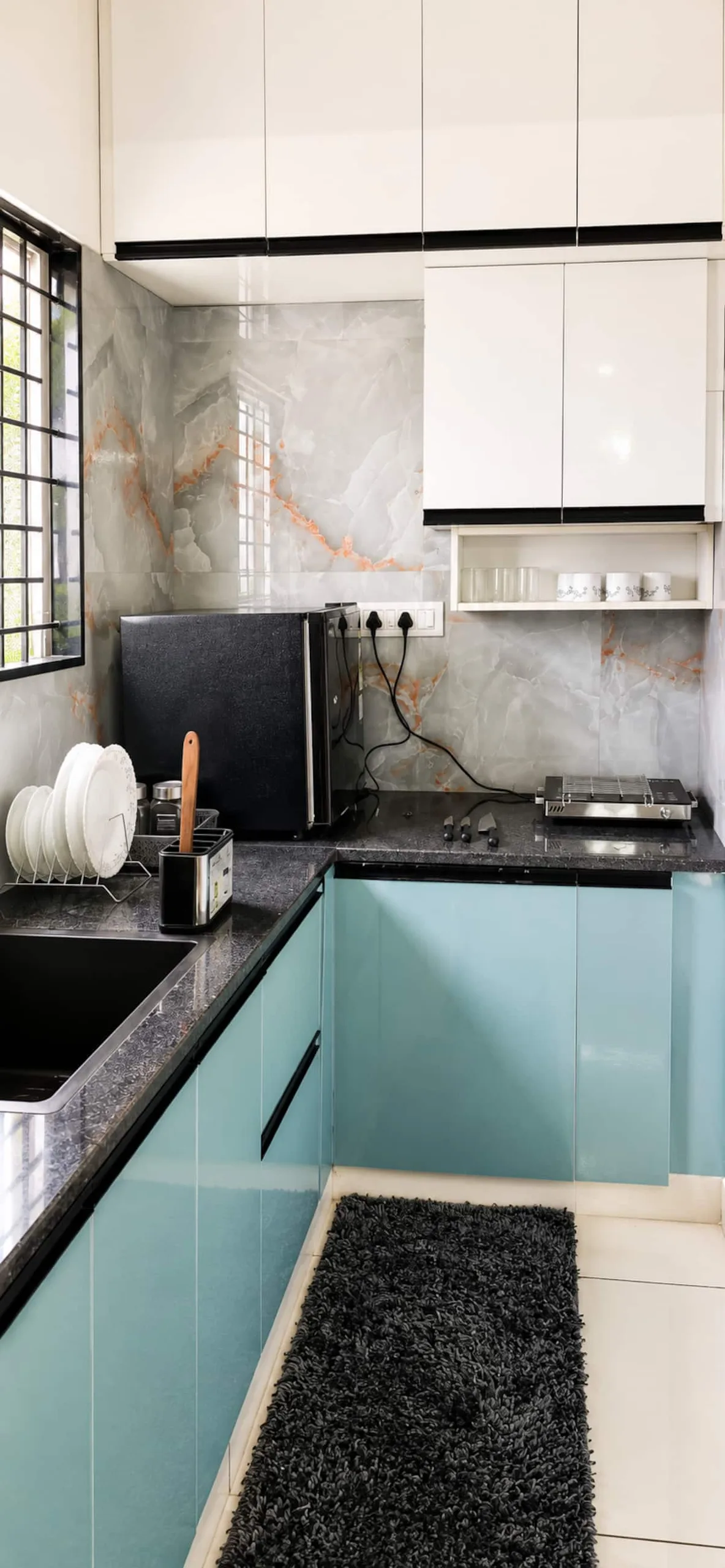 Modern L-shaped kitchen with marble backsplash