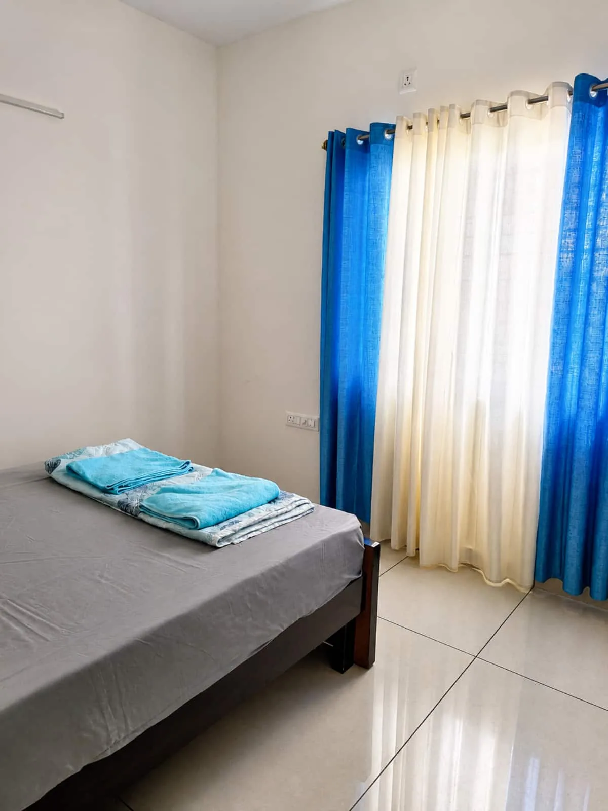 Bedroom 1 image 8