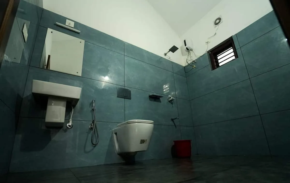Full bathroom image 3