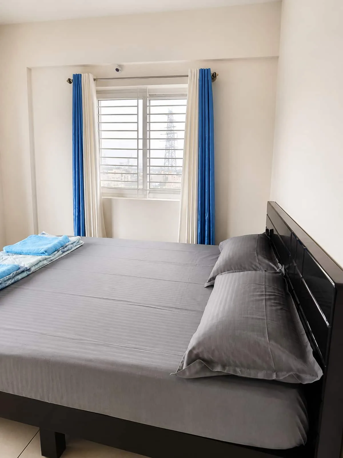 Bedroom 2 image 8